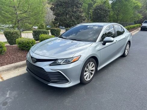 Used 2021 Toyota Camry LE image 3