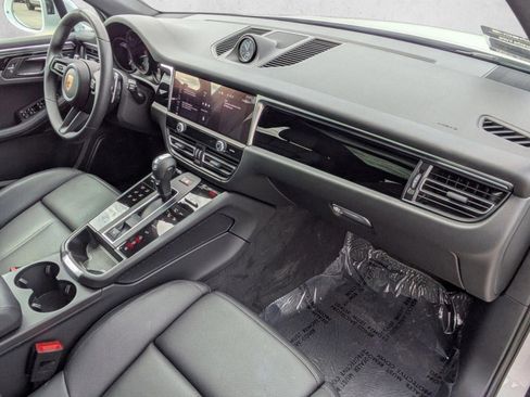 Certified 2025 Porsche Macan AWD/4WD image 26