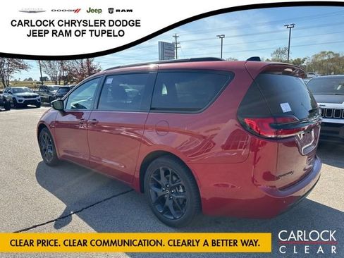 New 2026 Chrysler Pacifica Limited w/ Uconnect Theater Family Group image 4