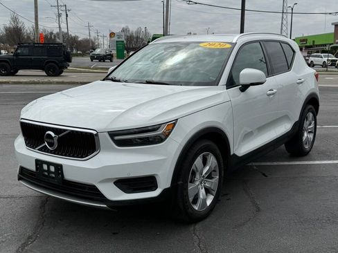 Used 2020 Volvo XC40 T4 Momentum image 7