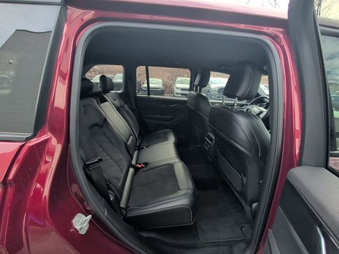 Used 2025 Jeep Grand Cherokee Altitude image 14