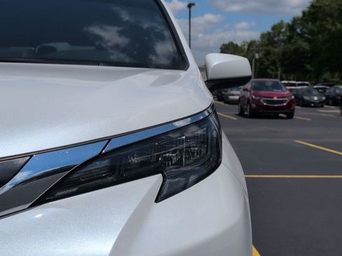 Used 2024 Toyota Sienna XLE FWD image 12