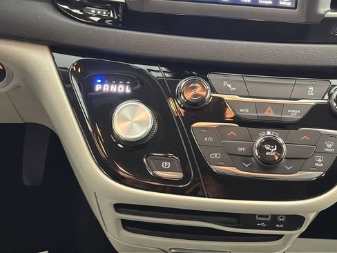 Used 2019 Chrysler Pacifica L image 19
