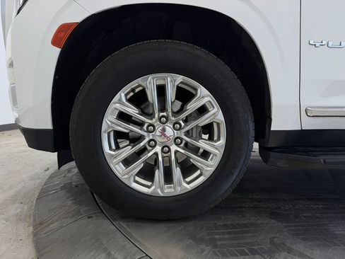 Used 2024 GMC Yukon SLT w/ SLT Luxury Package image 10