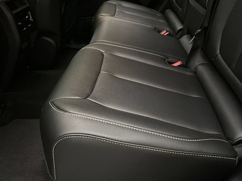 Used 2024 Jeep Grand Cherokee Limited w/ Black Appearance Package AWD/4WD image 17