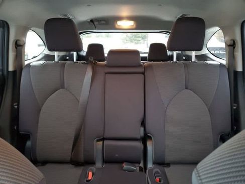 Used 2023 Toyota Highlander LE AWD/4WD image 13