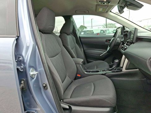 Used 2025 Toyota Corolla Cross LE image 32