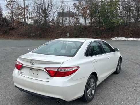 Used 2017 Toyota Camry SE image 5