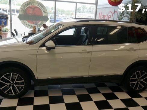 Certified 2021 Volkswagen Tiguan SE image 4