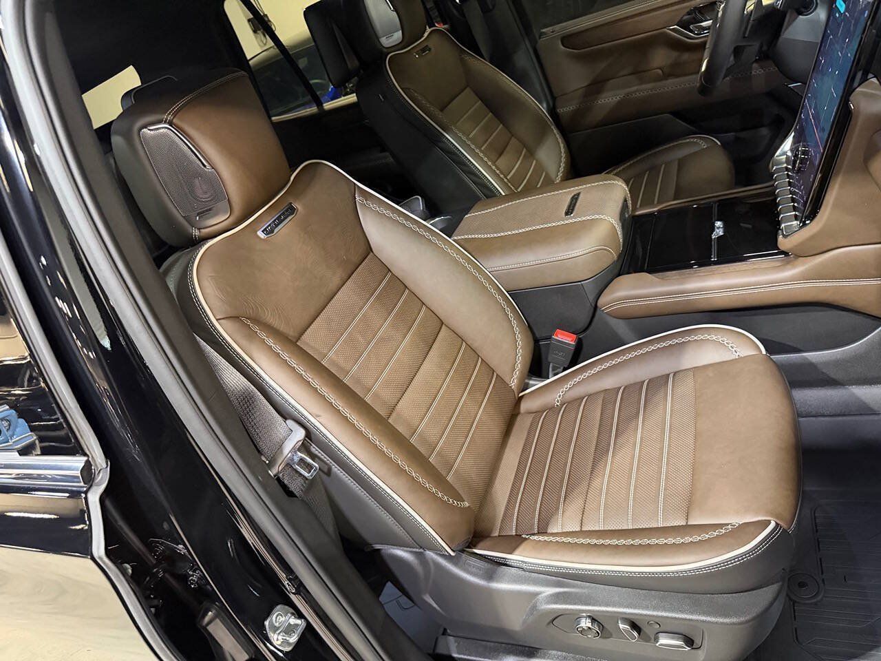 Used 2026 GMC Yukon Denali Ultimate w/ LPO, Floor Liner Package AWD/4WD image 37