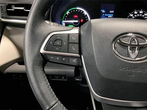 Used 2024 Toyota Sienna XLE w/ XLE Plus Package image 18