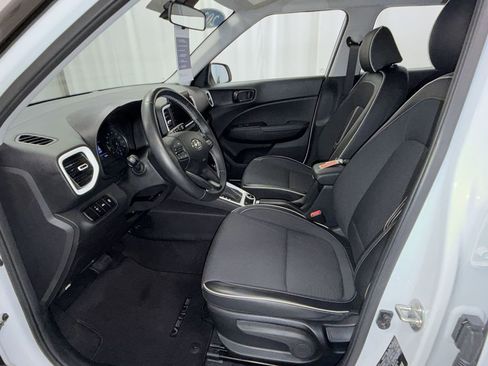 Used 2022 Hyundai Venue Limited image 3