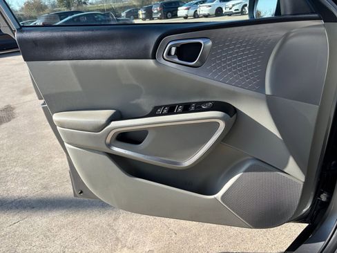 Used 2025 Kia Soul LX w/ LX Technology Package image 18