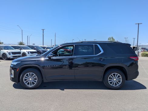Used 2023 Chevrolet Traverse LT FWD image 2