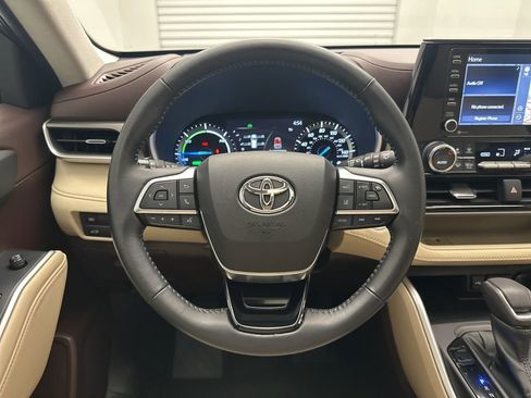 Used 2021 Toyota Highlander XLE image 20