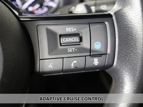 Used 2023 Nissan Rogue SV image 3