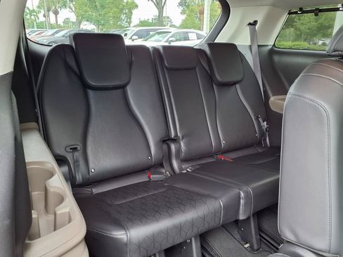 Used 2025 Kia Carnival EX FWD image 18