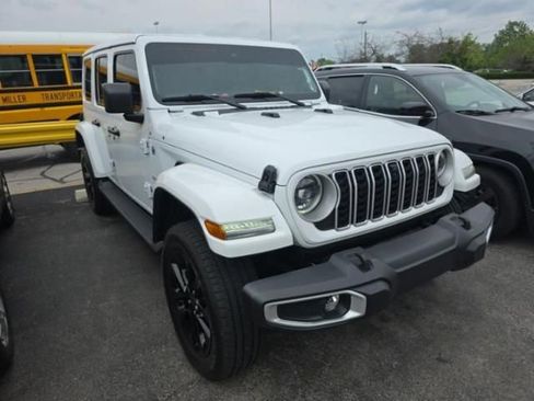 Used 2024 Jeep Wrangler Unlimited Sahara w/ Technology Group AWD/4WD image 2