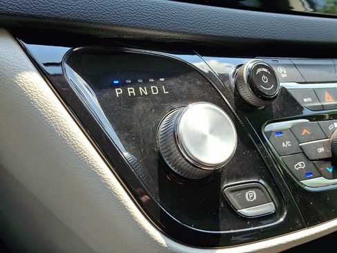 Used 2022 Chrysler Voyager LX FWD image 17