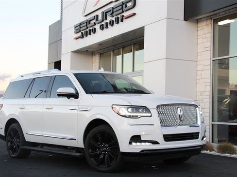 Used 2022 Lincoln Navigator Reserve image 1