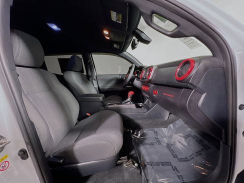 Used 2019 Toyota Tacoma TRD Sport image 31