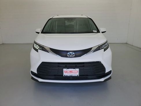 Used 2021 Toyota Sienna LE FWD image 3