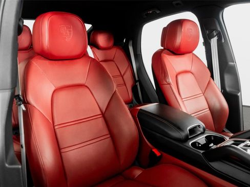 Used 2023 Porsche Cayenne Platinum Edition image 30