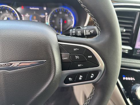 Used 2024 Chrysler Pacifica Limited image 16