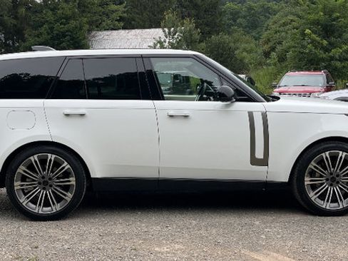 Used 2026 Land Rover Range Rover SE AWD/4WD image 2