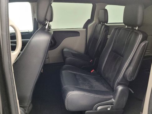 Used 2019 Dodge Grand Caravan SXT image 18
