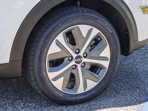 Certified 2022 Kia Niro EX image 10