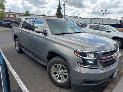 Used 2018 Chevrolet Suburban LT image 3