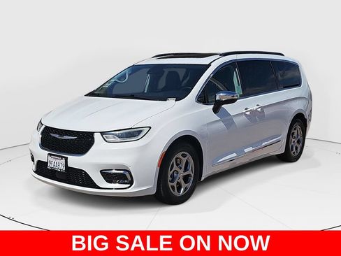 Used 2023 Chrysler Pacifica Limited FWD image 7