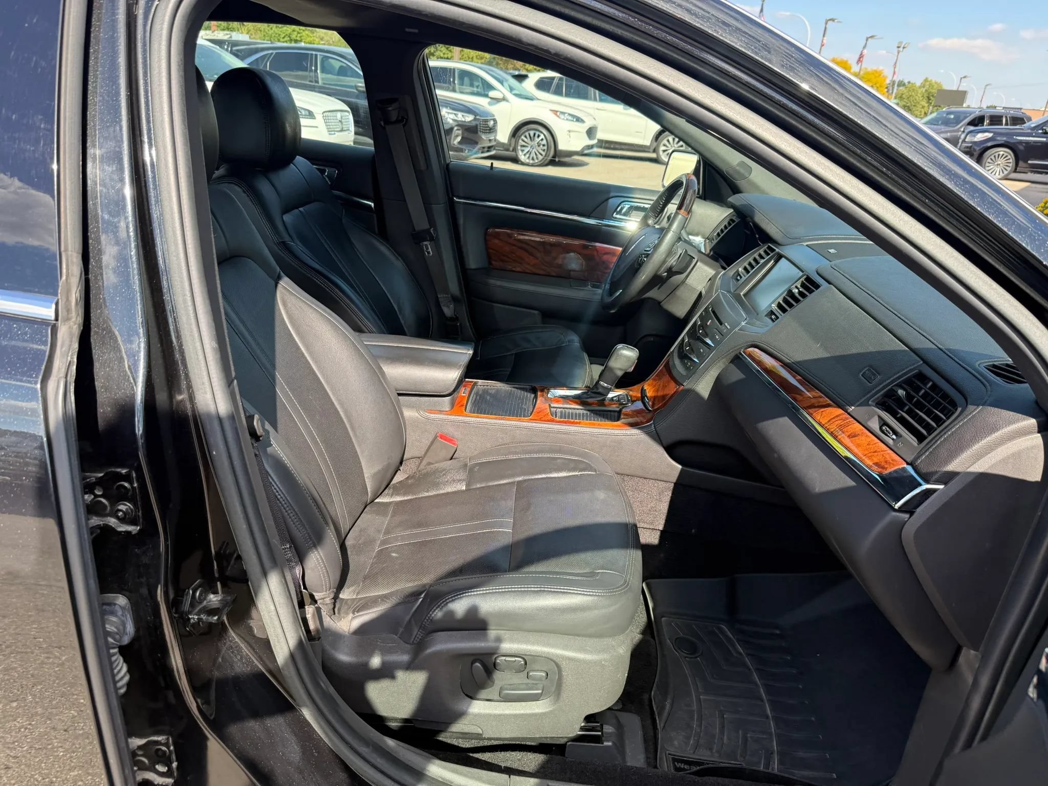 Used 2013 Lincoln MKS AWD image 36