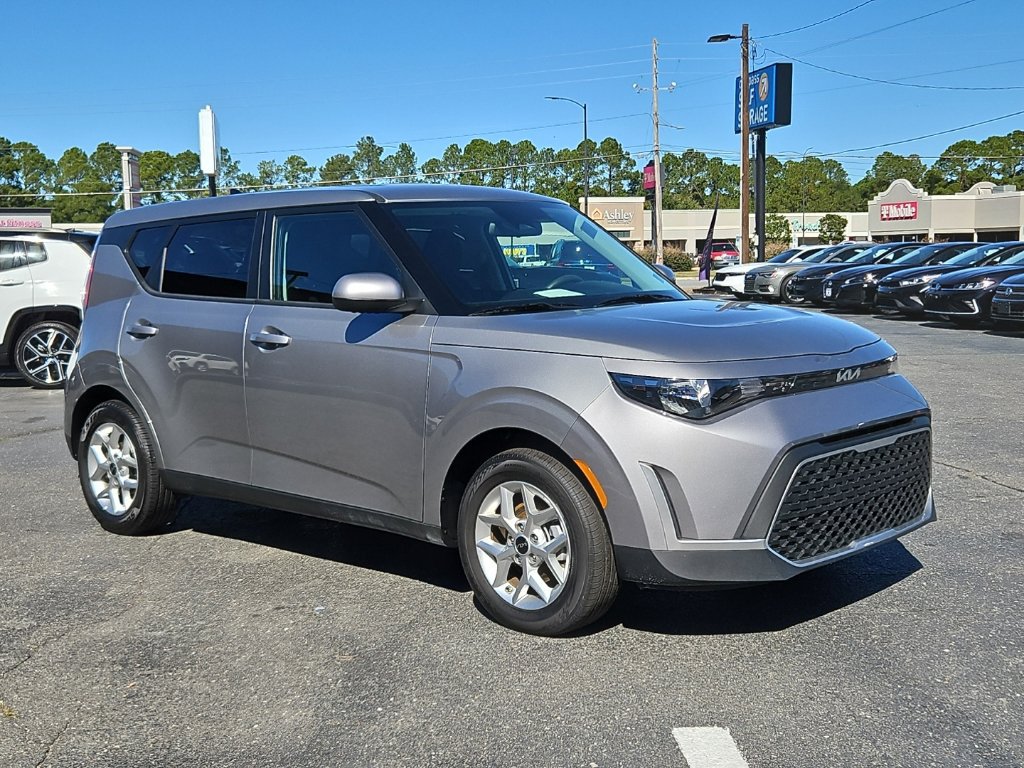 Used 2025 Kia Soul LX w/ LX Technology Package FWD image 1