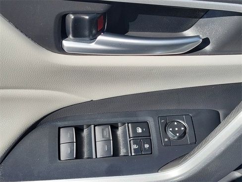 Used 2023 Toyota RAV4 XLE Premium image 21