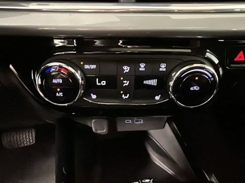 Used 2024 Chevrolet Trax LT w/ Sunroof Package FWD image 22
