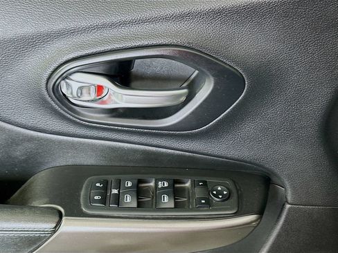 Used 2019 Jeep Cherokee Latitude w/ Popular Appearance Group FWD image 17