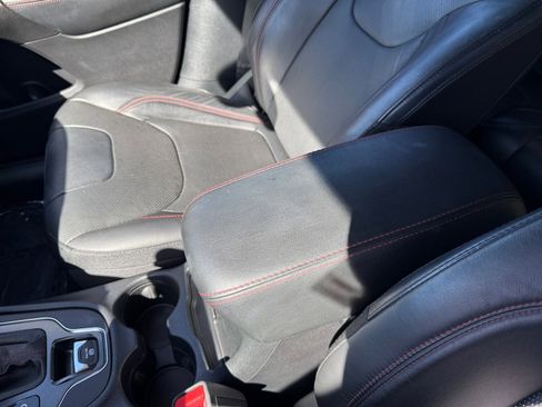 Used 2020 Jeep Cherokee Trailhawk image 14