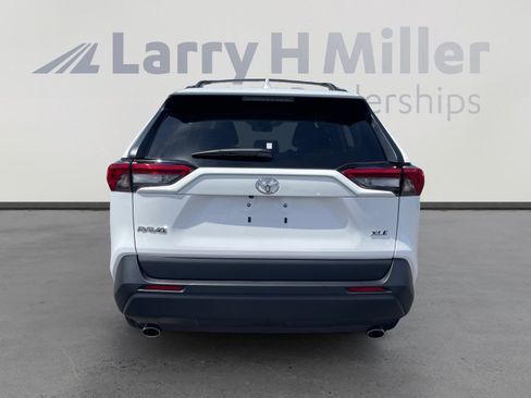 Used 2024 Toyota RAV4 XLE w/ Convenience Package FWD image 4