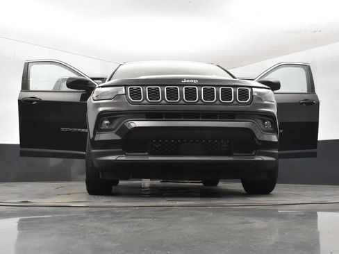 Used 2024 Jeep Compass Latitude AWD/4WD image 11
