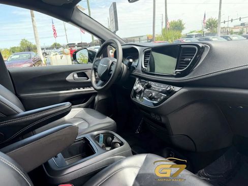 Used 2024 Chrysler Pacifica Limited FWD image 21