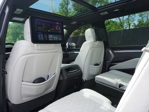 Used 2025 Cadillac Escalade ESV V AWD/4WD image 38