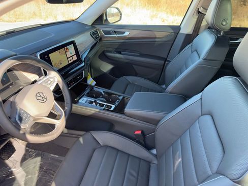 Used 2025 Volkswagen Atlas SEL AWD/4WD image 4