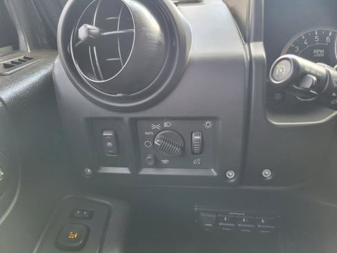 Used 2005 HUMMER H2 SUT w/ Preferred Equipment Group image 40