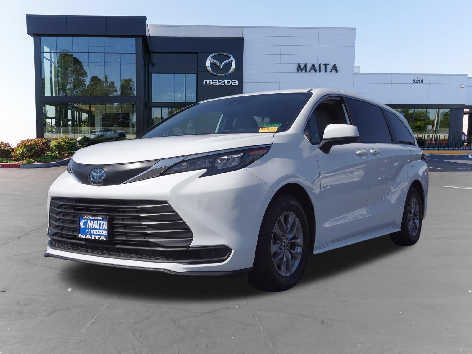 Used 2025 Toyota Sienna LE FWD image 7