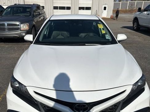 Used 2024 Toyota Camry SE image 3