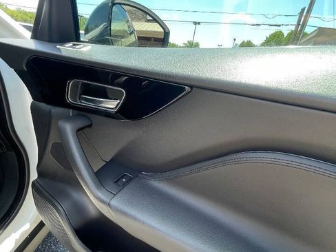 Used 2019 Jaguar F-PACE AWD/4WD image 18