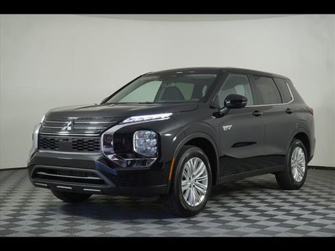 Used 2024 Mitsubishi Outlander ES image 3