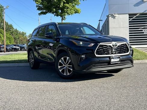 Used 2023 Toyota Highlander XLE AWD/4WD image 1